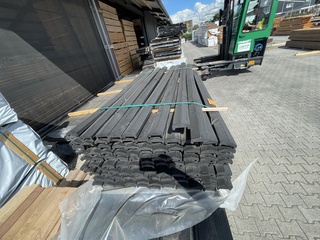 Ca. 107x Grenen afdeklatten zwart gecoat, 35x85mm, lengte 180cm